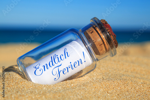 Flaschenpost am Strand: Endlich Ferien photo