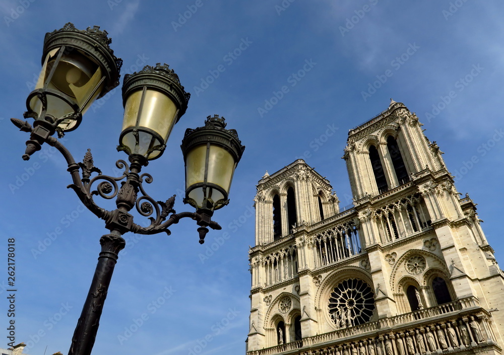 Réverbère cassé et Notre Dame de Paris. 