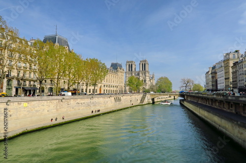 Notre Dame de Paris et la Seine. 15-04-219