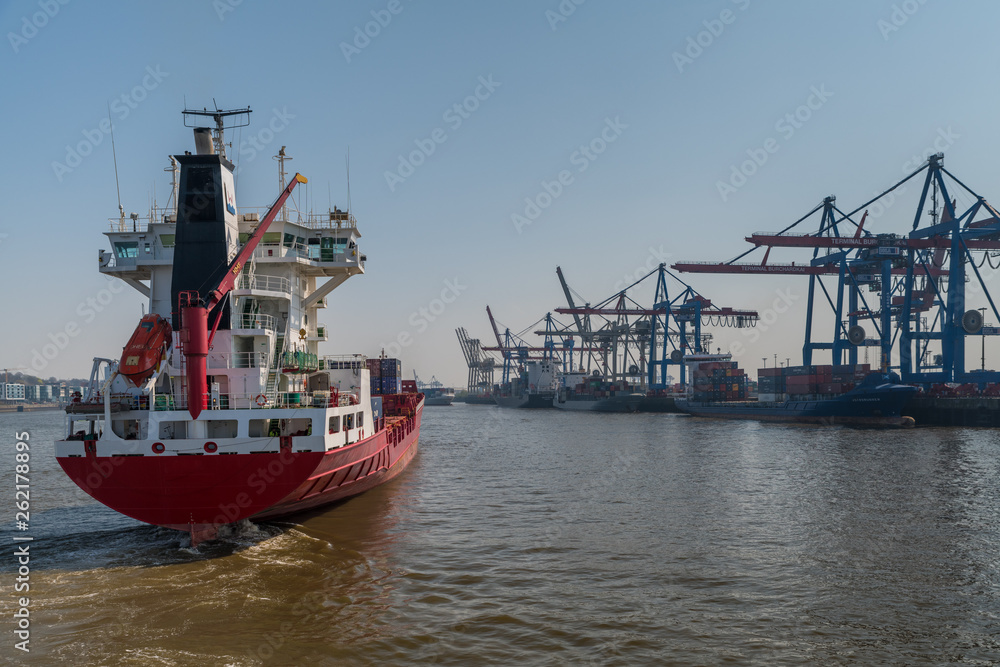 Kräne, Boote und Schiffe im Hamburger Hafen