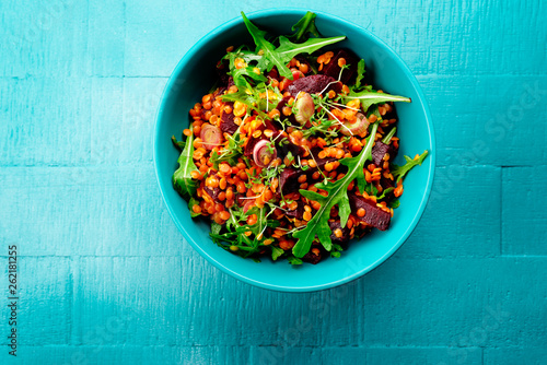 Konstfotografi salat mit roter beete und rucola und rote linsen