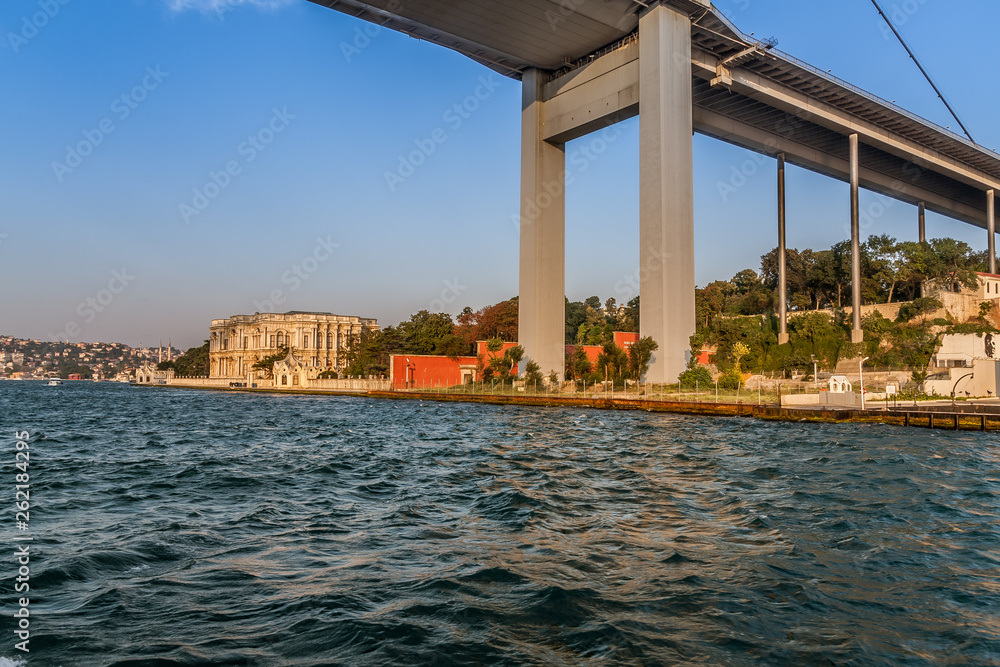 Obraz premium The Beylerbeyi Palace and 15 July Martyrs Bridge, Istanbul