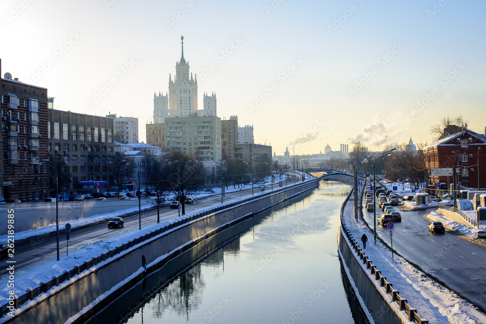 Obraz premium Winter landscape of the city river.