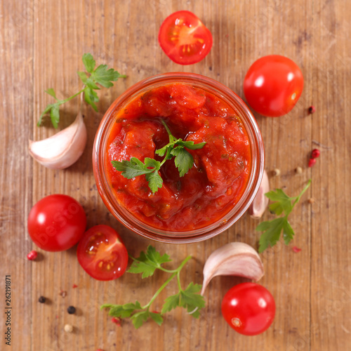 tomato sauce with garlic and parsley
