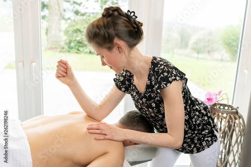 Vitalpunktmassage in der Ayurveda Praxis  mit Ayurveda Therapeutin, Klient liegt auf der Massageliege