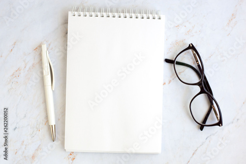 Fotografía Business Workplace in a minimalist style with  gold papper clips, glasses and pen