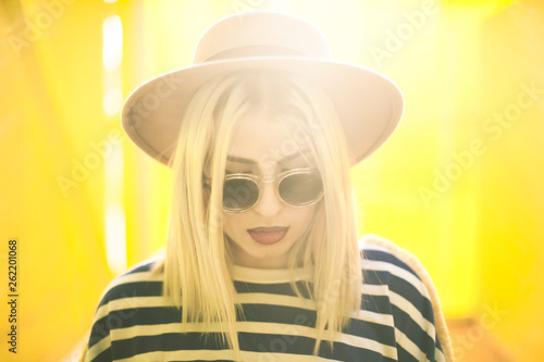 mujer sombrero amarillo photo