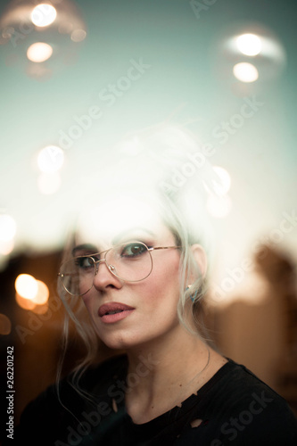 mujer gafas de vista ventanal © climent17