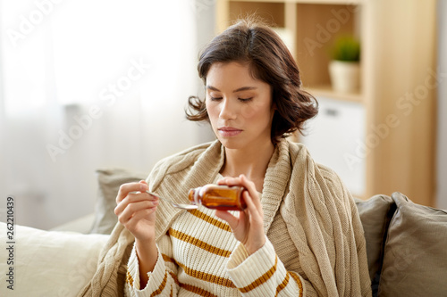 Papier peint people, health and medicine concept - sad sick young woman in blanket pouring an
