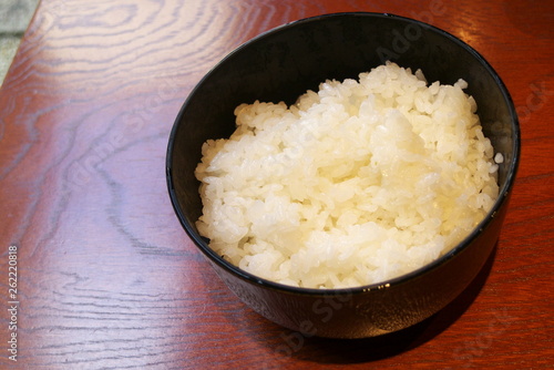 ご飯 - Steamed rice in the bowl on the table