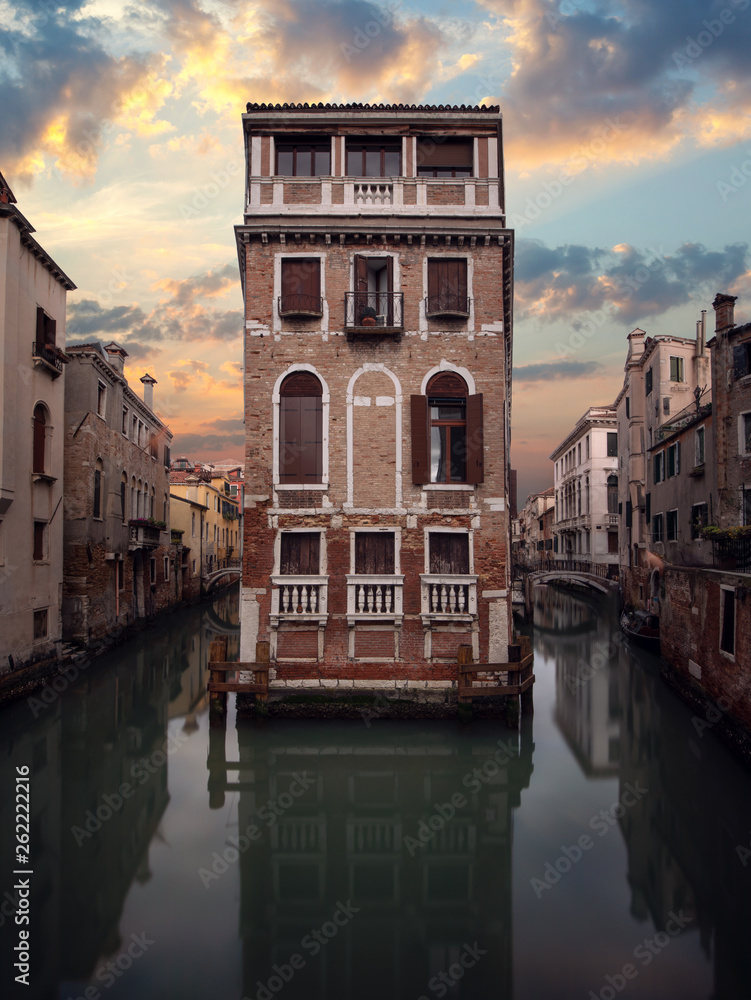 Φωτογραφία View of a beautiful house in Venice, which stands in the middle of the canal