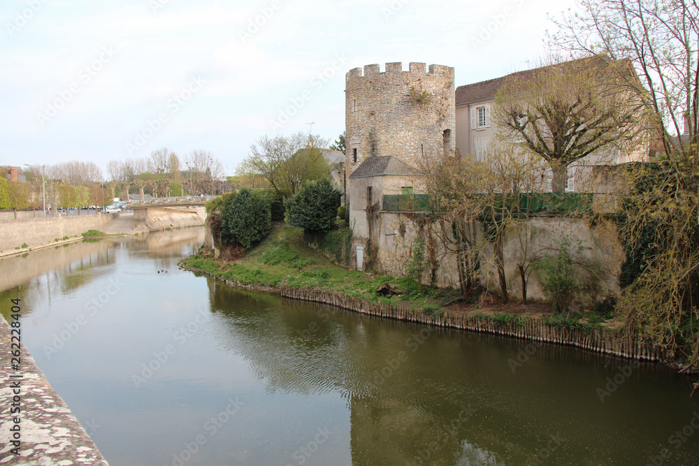 the islette tower and the river loir in vendôme (france)