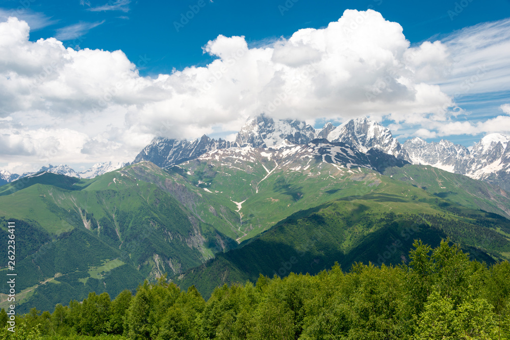 Naklejka premium Mestia, Gruzja - 22 czerwca 2018: widok na górę Ushba (4710 m) ze szczytu góry Zuruldi. słynny krajobraz w Mestia, Samegrelo-Zemo Svaneti, Georgia.