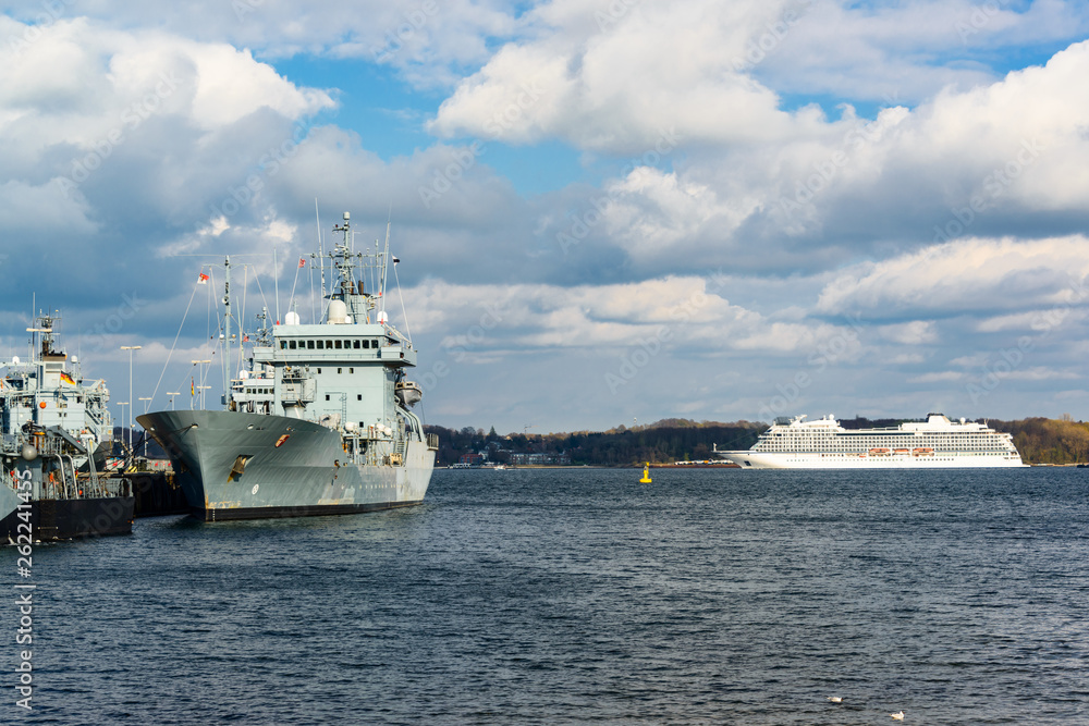 Die Viking Sky der Viking Ocean Cruises verabschiedet sich von Kiel in Richtung Holtenauer Schlese für einen Kanalpassage durch den Nord-Ostsee-Kanal