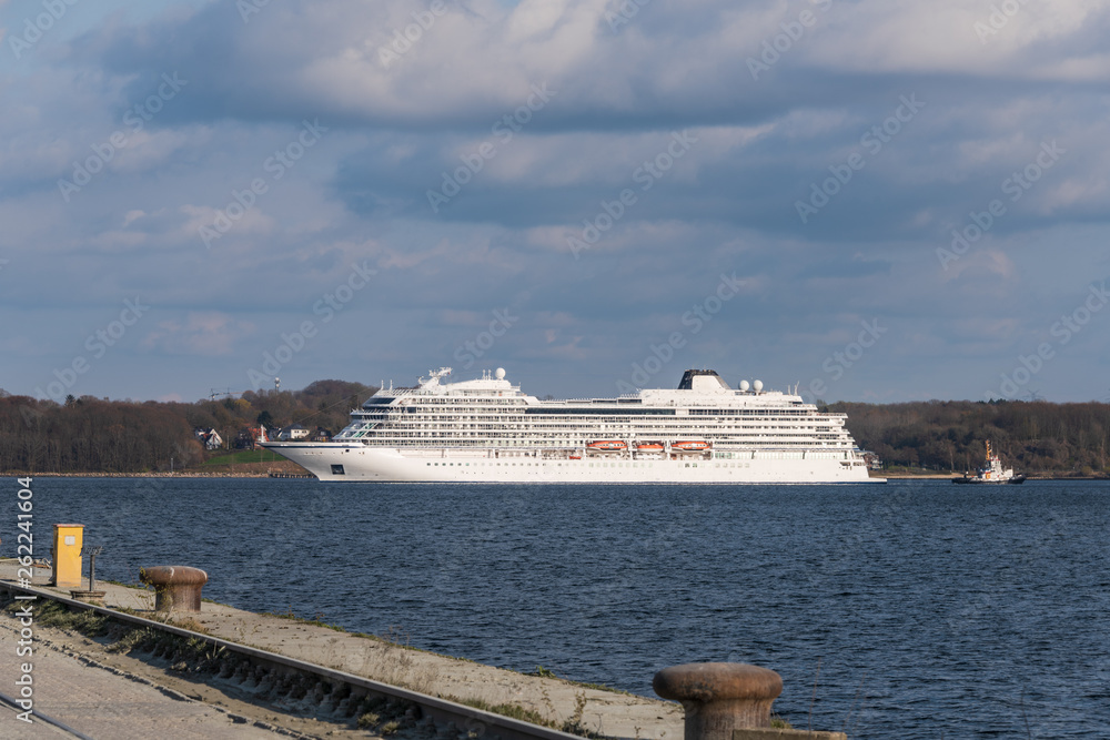 Die Viking Sky verabschiedet sich wieder von kiel in Richtung Hamburg und passiert den Nord-Ostsee-Kanal, ei einmaliges Erlebnis für Passagiere und Mannschaft.