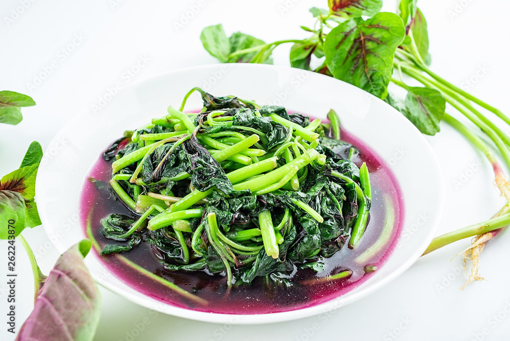 Nutritious and delicious fried red leeks Nutritious and delicious fried red leeks