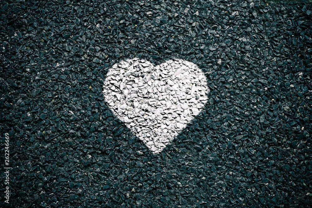 Obraz premium Heart Chalk Drawing on Asphalt Ground, Suitable for Love and Valentine Day Concept.