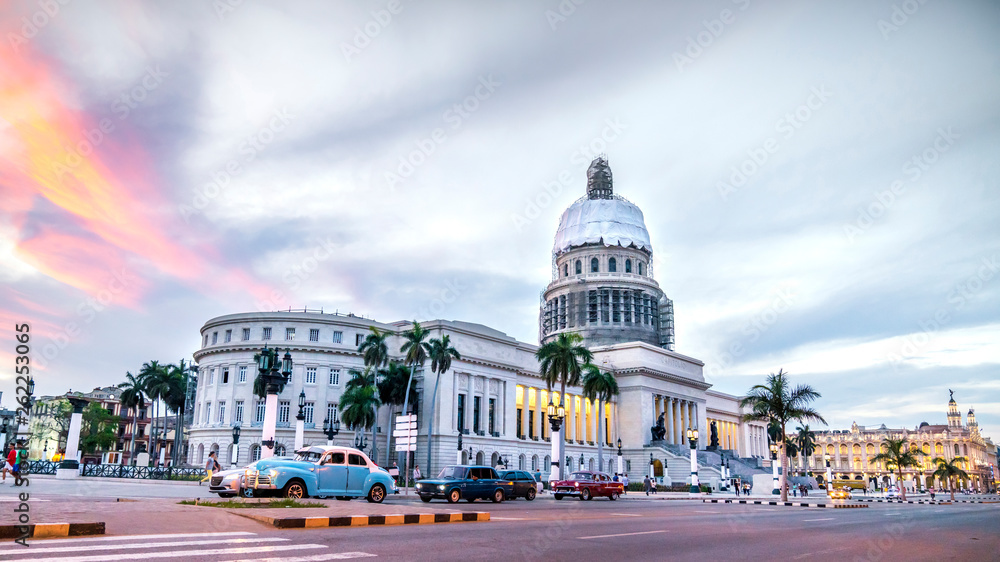 HAVANA,CUBA. High resolution panoramic view of downtown Havana with the Capitol building and classic american cars. - obrazy, fototapety, plakaty 
