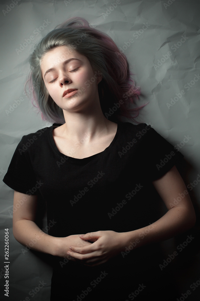 Naklejka premium Beautiful young woman lying on the floor