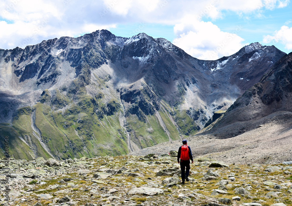 Wandern im Engadin mit Sicht auf den Piz Prüna, Schweizer Alpen