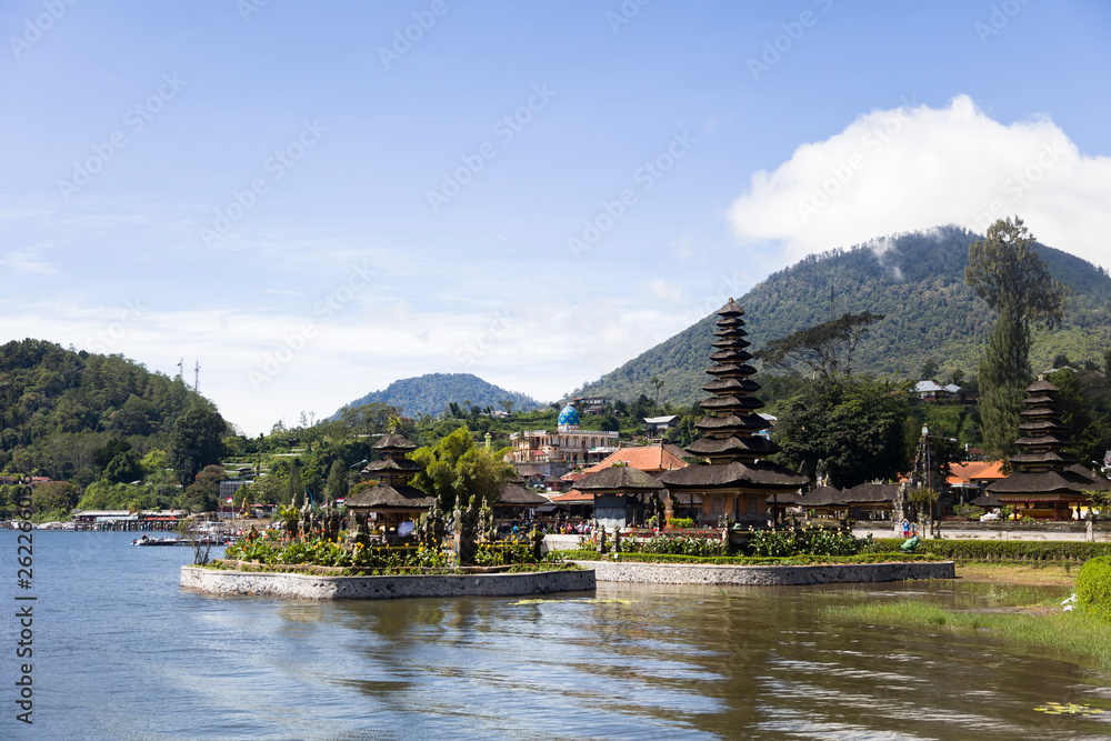 Fototapeta premium Ulun Danu Beratan Temple in Bali, Indonesia