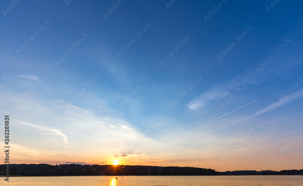 Sonnenuntergang zur blauen Stunde am See