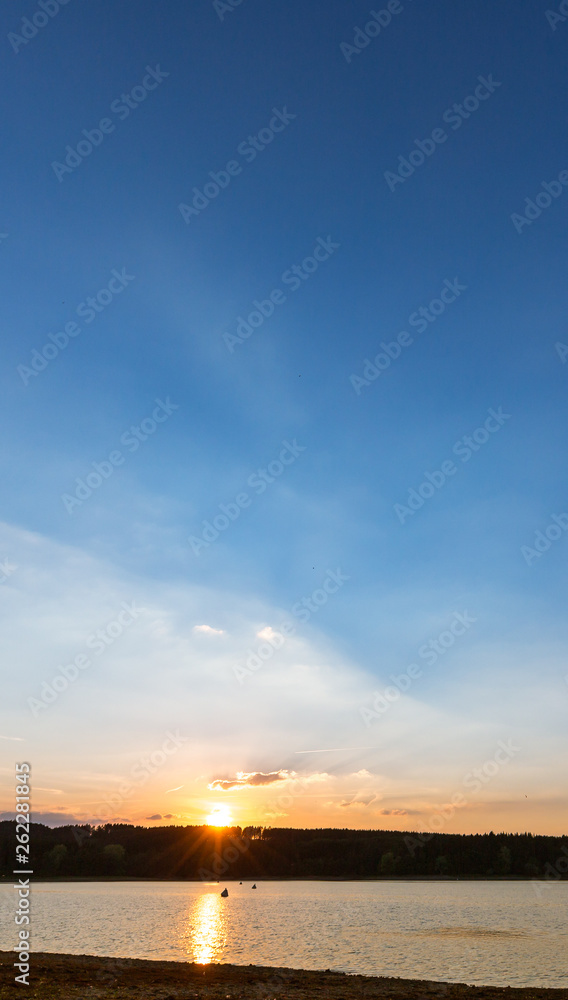 Fototapeta premium Sonnenuntergang zur blauen Stunde am See