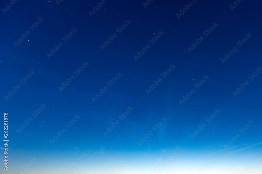 Blauer, heller Himmel, voller weißer Sterne Blauer, heller Himmel, voller weißer Sterne
