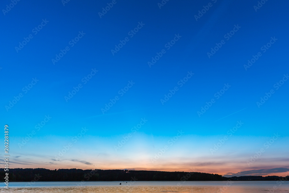 Sonnenuntergang zur blauen Stunde am See