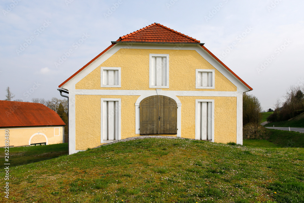 Alter Getreidespeicher eines Hofes Alter Getreidespeicher eines Hofes