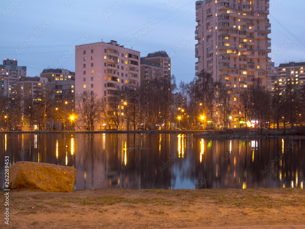 Fototapeta premium Pond in the park in the evening. 