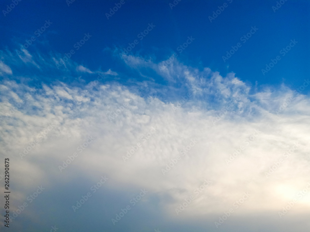 Fototapeta premium The beauty of the sky and the clouds on a clear day.
