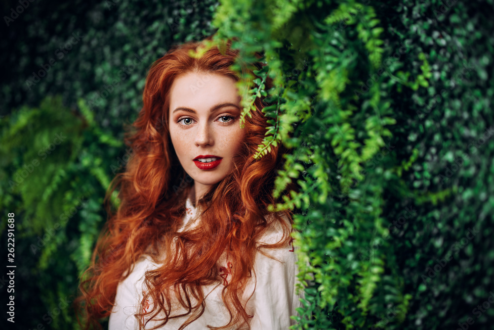 Naklejka premium gorgeous redhead girl