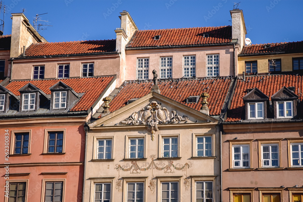 Obraz premium Row of tenement houses on the Old Town Market Place in Warsaw city