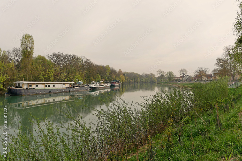 Péniches sur la Marne, France