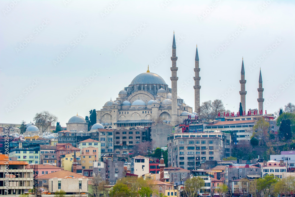 Obraz premium Suleymaniye mosque The Süleymaniye Mosque is an Ottoman imperial mosque located on the Third Hill of Istanbul, Turkey. 