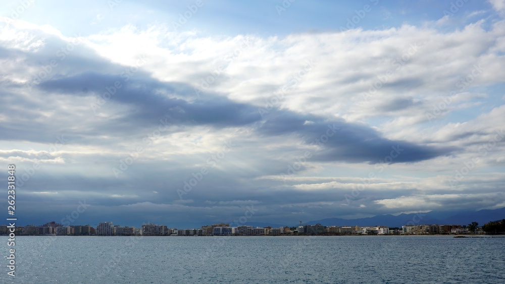 Vistas a un mar nublado