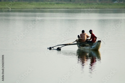 pêcheurs traditionnels lac Sri Lanka 