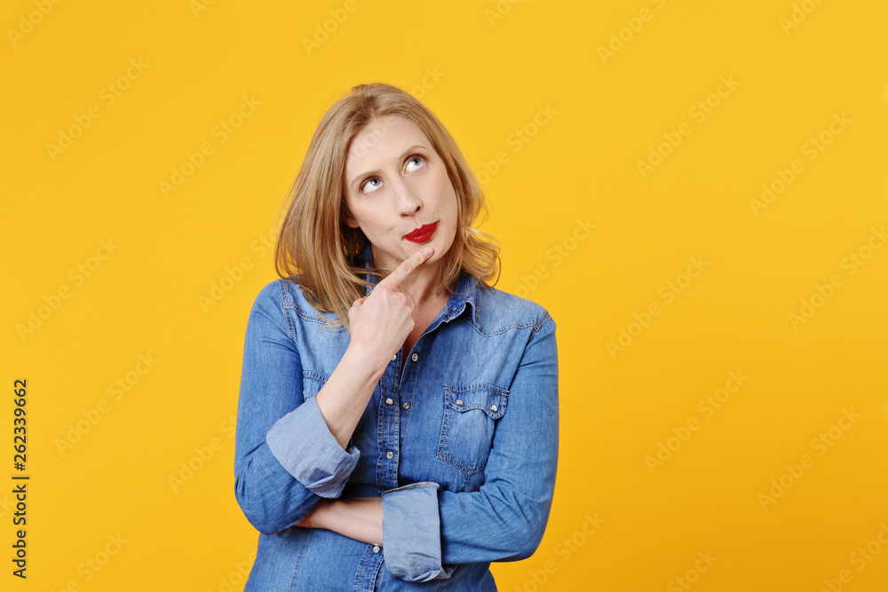 jolie femme blonde expressive souriant jolie femme blonde expressive souriant