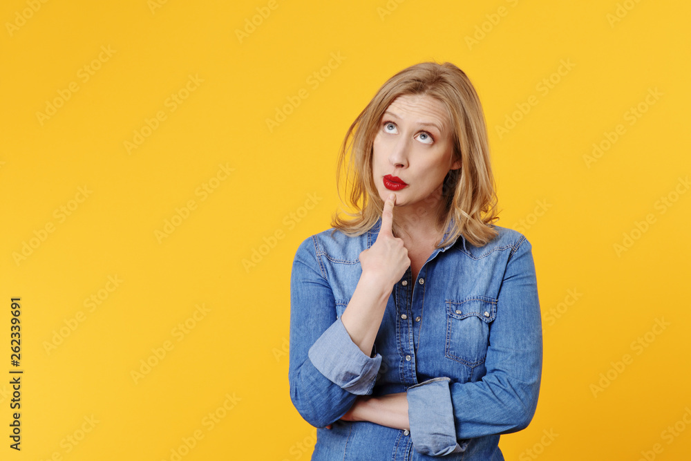 jolie femme blonde expressive souriant 