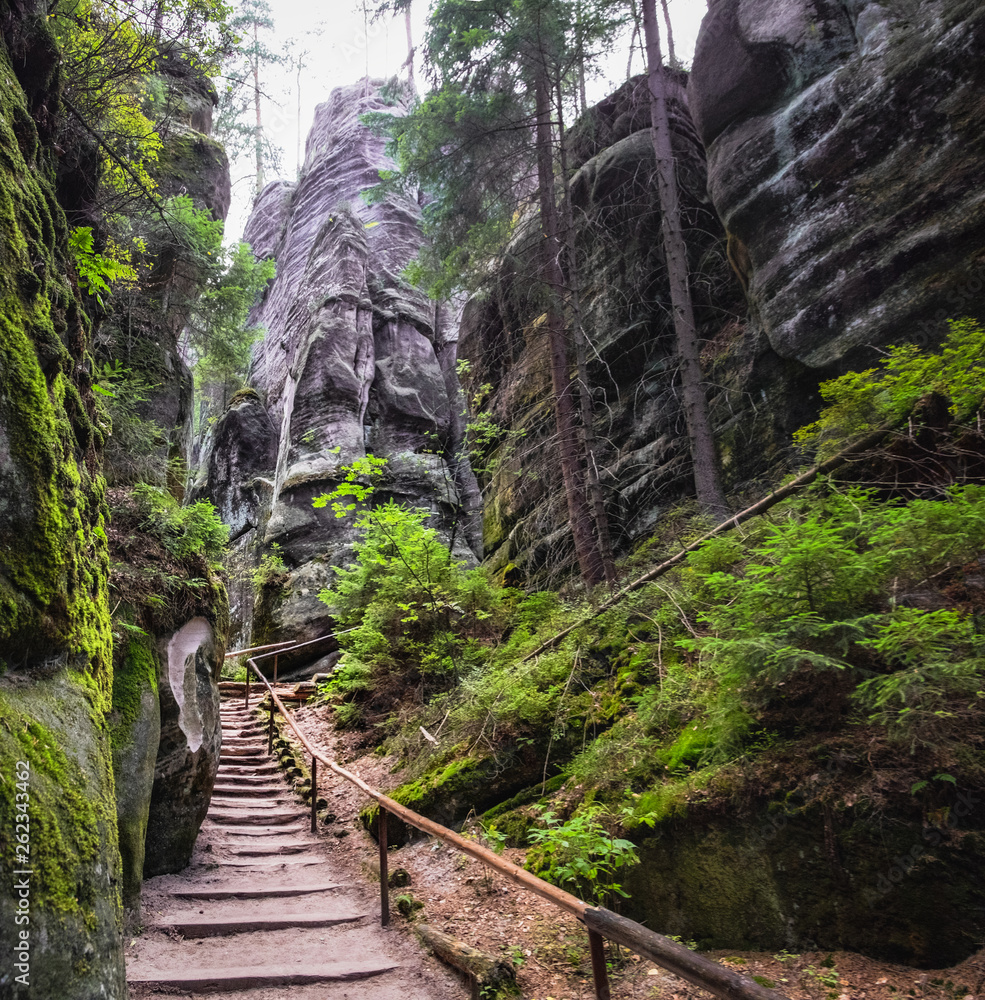 Φωτογραφία The path winding between the famous sandstone rock towers of Adrspach and Teplice Rocks