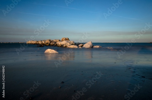 Paesaggio marino con scogli che affiorano dal mare © giadophoto