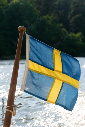 schwedische Flagge an einem Boot photo