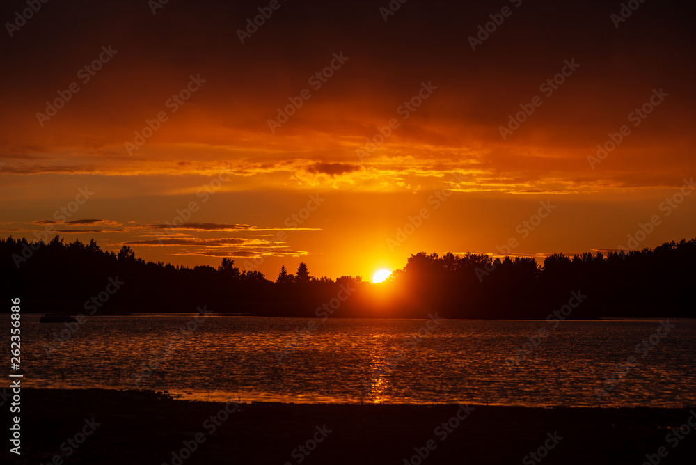 Naklejka premium dark red sunset over sea in evening