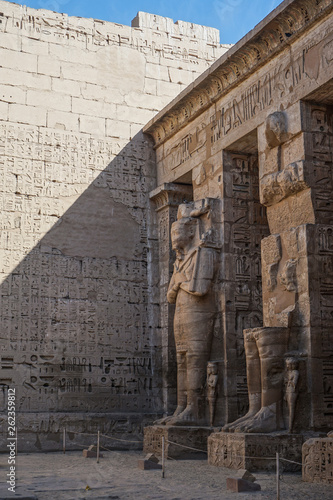 Obraz na plátně Luxor, Egypt: Corner of the peristyle courtyard at Medinet Habu, New Kingdom mortuary temple of Ramesses III on the West Bank of the Nile River