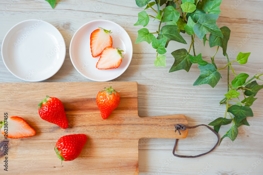 Strawberry on cutting board. まな板の上のイチゴ Strawberry on cutting board. まな板の上のイチゴ