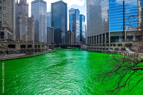 Wallpaper Mural Brilliant dyed-green Chicago River on St. Patrick's Day Torontodigital.ca