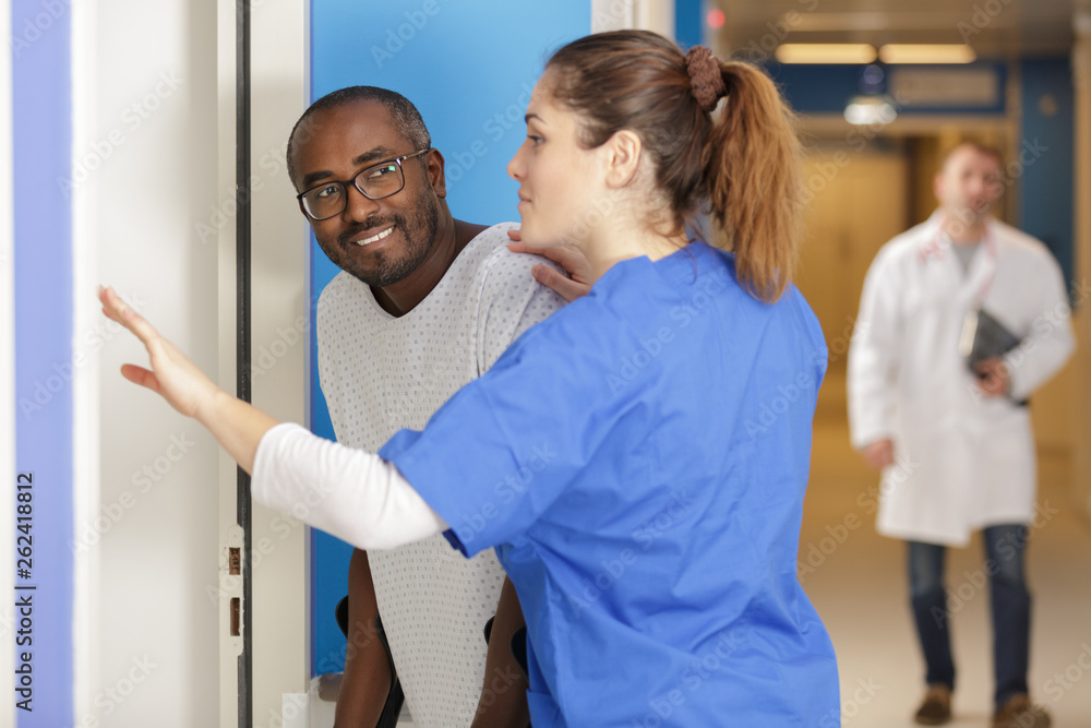 Obraz premium nurse helping patient use walker in hospital
