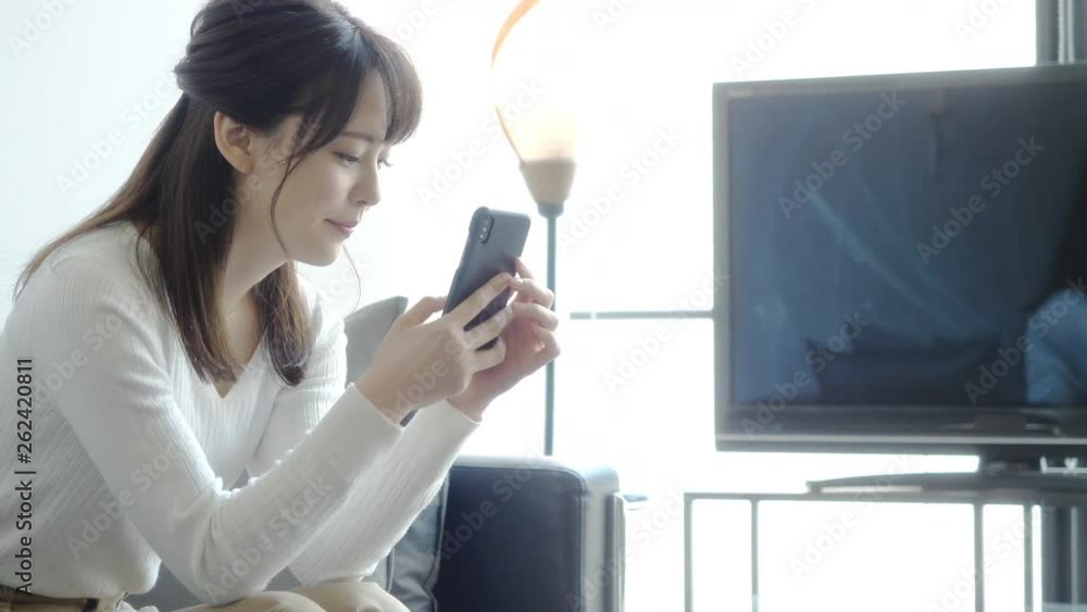 スマホを使う女性 スマホを使う女性