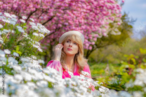 Wallpaper Mural Frau im Park Torontodigital.ca